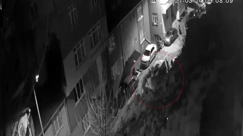 İ̇stanbul’da İstinat Duvarının Çökme Anı Kamerada