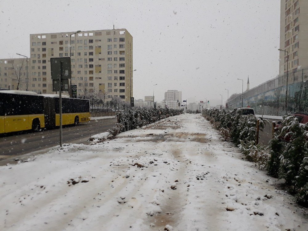 İ̇stanbul’da Lapa Lapa Kar Yağışı