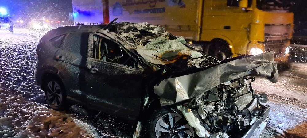 Tıra Arkadan Çarpan Otomobilin Sürücüsü Ölümden Döndü