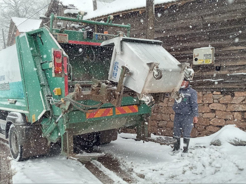 Kepsut’ta Kırsal Mahallelere Kar Yağışı Devam Ediyor