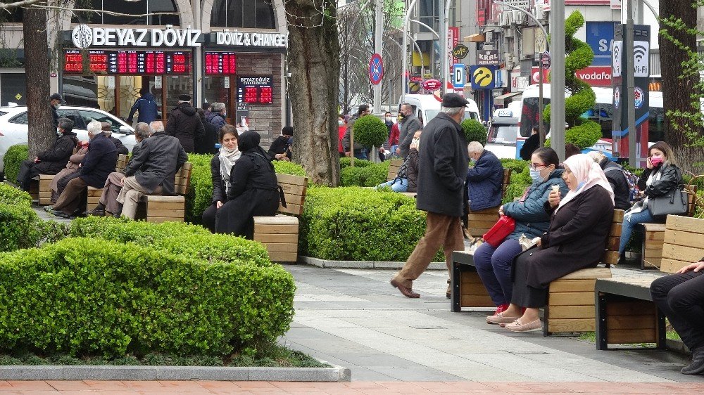 Korona Virüsün Çok Riskli İlleri Arasından Yer Alan Trabzon’da Park Ve Bahçeler Boş Kalmıyor