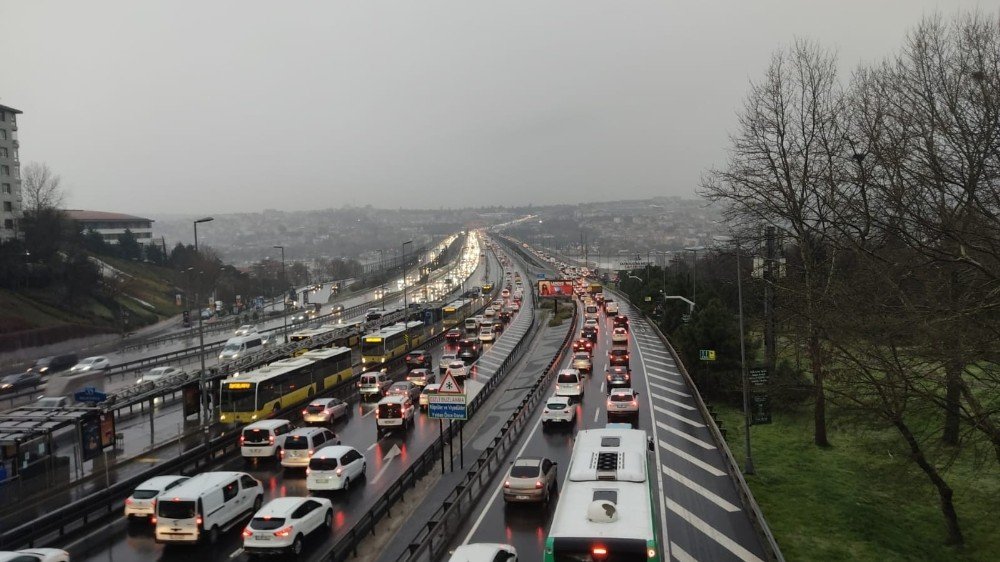 İ̇stanbul’da Kar Yağışı Trafiği Durma Noktasına Getirdi