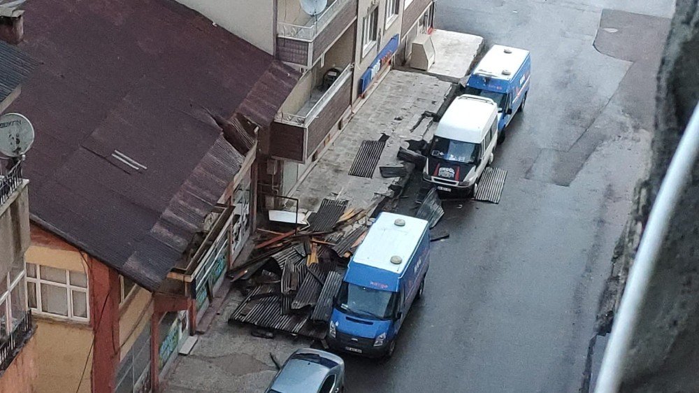 Muş’ta Şiddetli Fırtına Çatıları Uçurdu, Araçlara Hasar Verdi