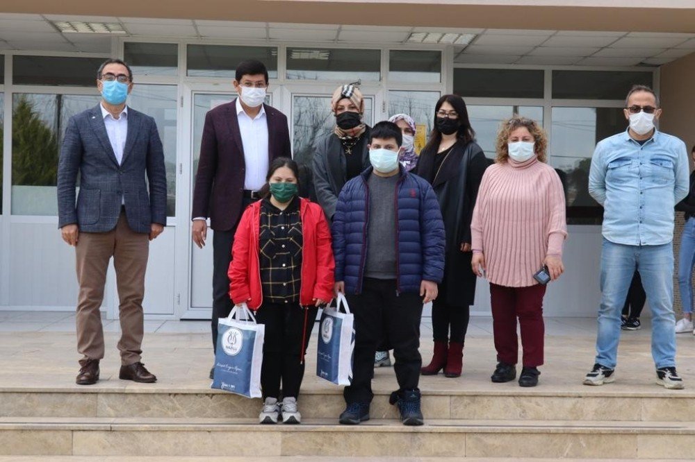 Başkan Özcan Özel Öğrencileri Yalnız Bırakmadı