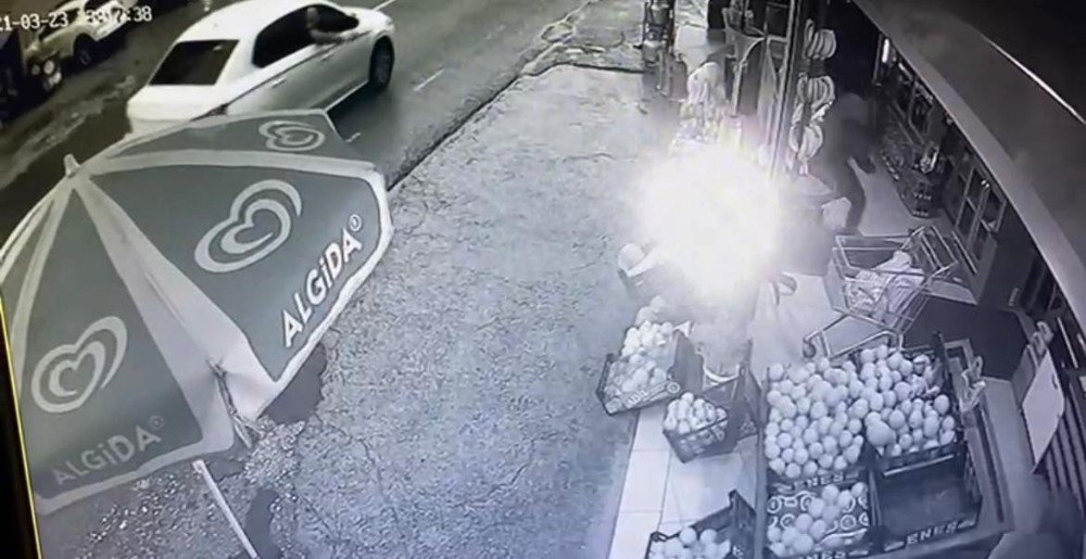 Markete Silahlı Saldırı Güvenlik Kamerasında
