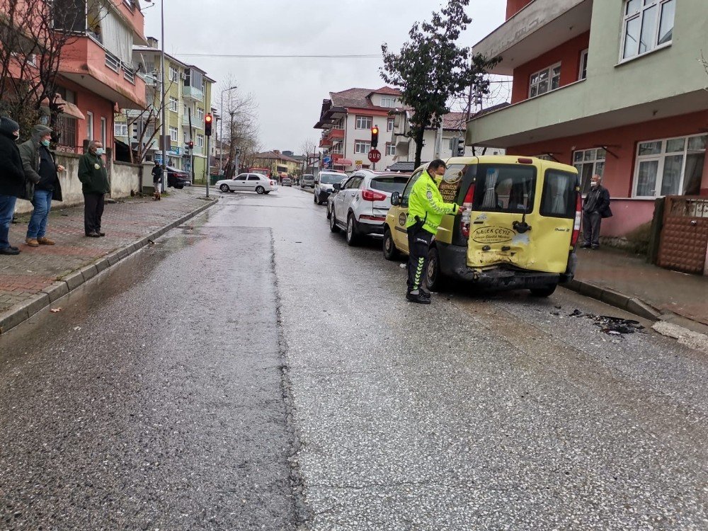 Alkollü Sürücü 3 Araca Çarptıktan Sonra Olay Yerinden Kaçtı
