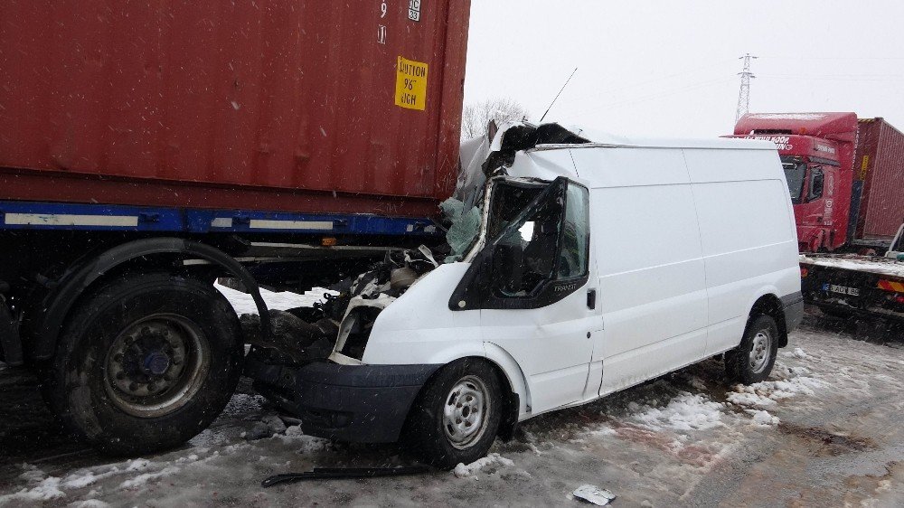 Patlayıcı Madde Yüklü Minibüs Tıra Çarptı: 1 Ölü, 1 Yaralı