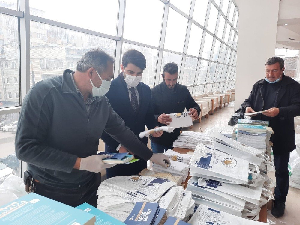 Sivas Belediyesi 58 Bin Eve “i̇nancın Zaferi Çanakkale” Kitabını Dağıttı