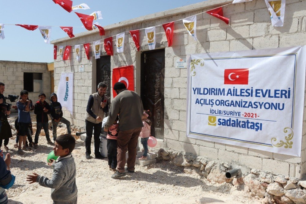 Ak Parti İ̇zmir Milletvekili Binali Yıldırım’dan İ̇dlibli Mültecilere Ev Desteği