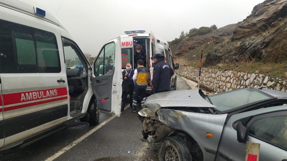 Uşak’ta Trafik Kazası; 3 Yaralı