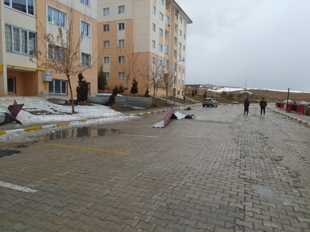 Van’da Fırtına Çatıları Uçurdu