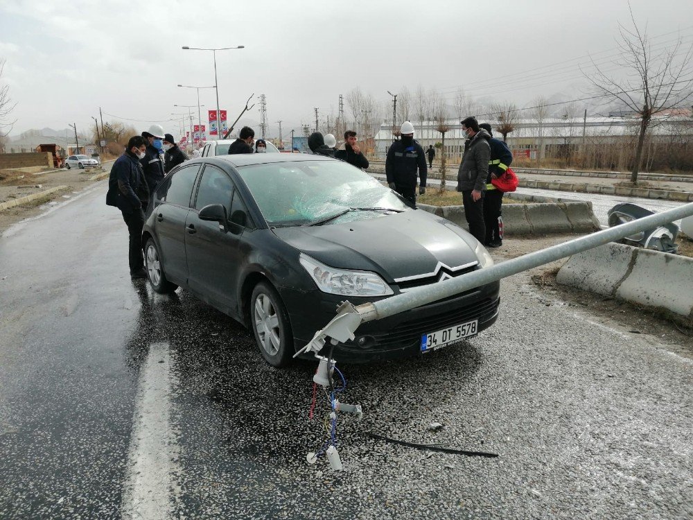 Aydınlatma Direği Seyir Halindeki Otomobilin Üzerine Devrildi