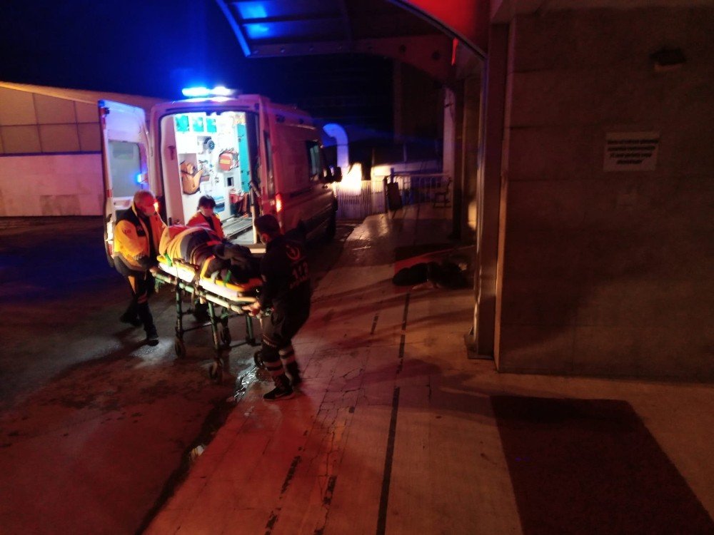 Refüje Çarpan Araç Devrildi: 1 Yaralı