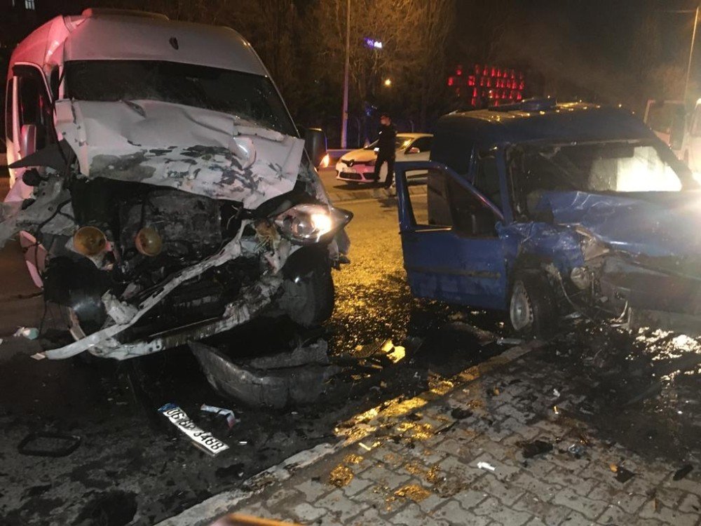 Sultanbeyli’de Kısıtlamayı Delen Sürücü Minibüs İle Kafa Kafa Çarpıştı: 2 Yaralı