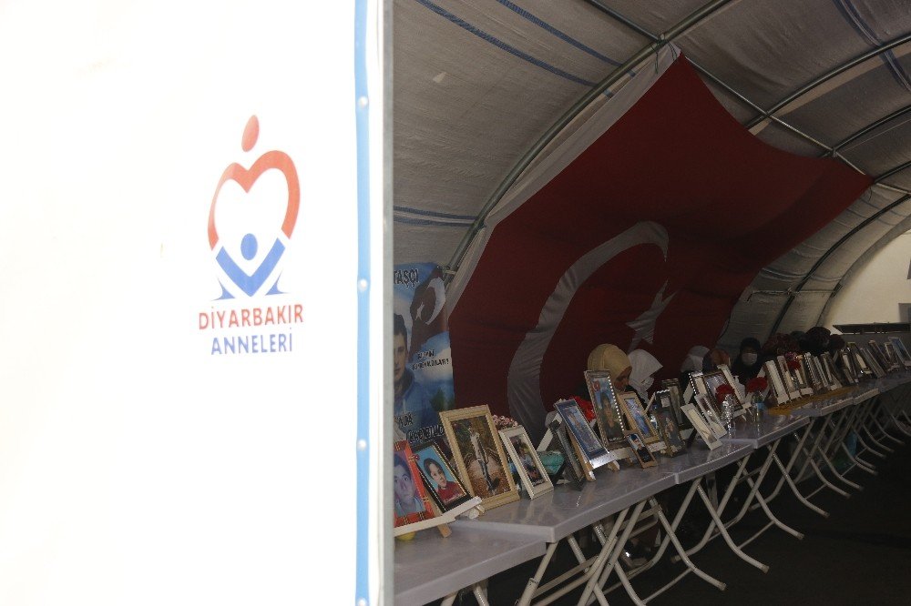 Evlat Nöbetindeki Ailelerden Çocuklarına ’teslim Olun’ Çağrısı