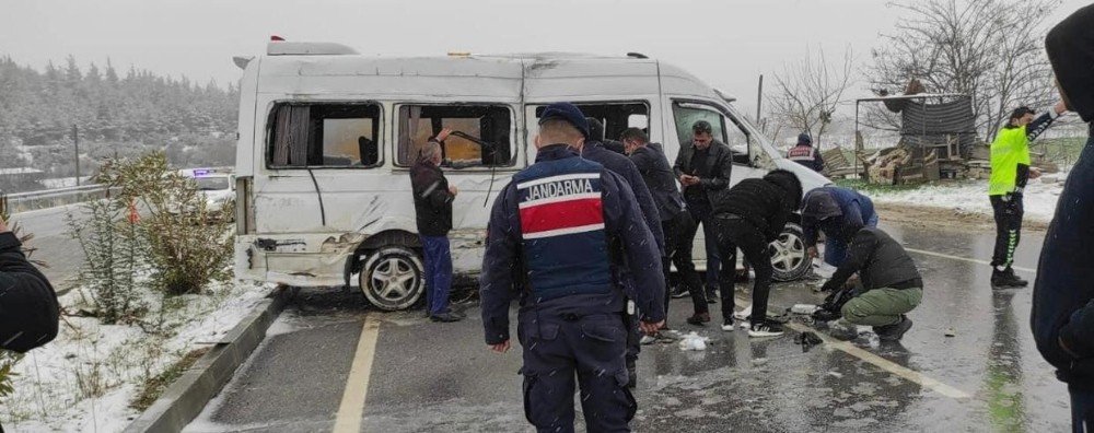 Diyaliz Hastalarını Taşıyan Minibüs Devrildi: 4 Kişi Yaralandı