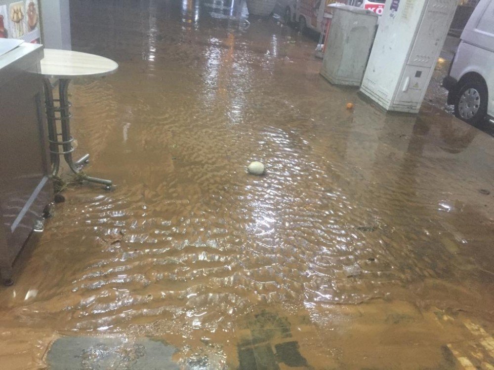 Silvan’da Aşırı Yağış Nedeniyle Birçok İş Yerini Su Bastı