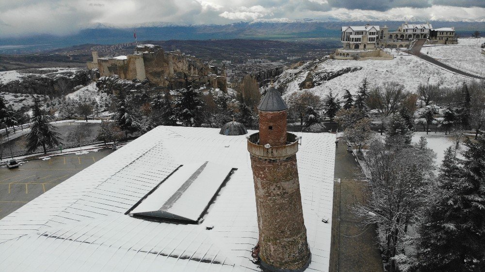 Elazığ’da Kar Yağışı, Harput Beyaz Gelinliğini Giydi