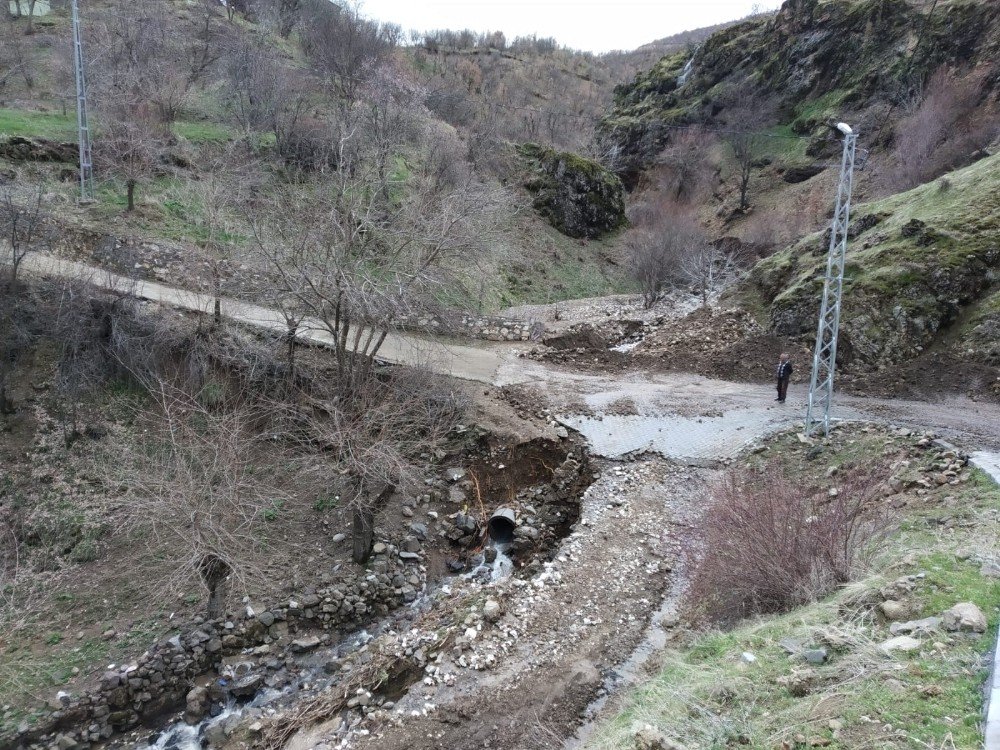 Heyelan Nedeniyle Kapanan Köy Yolu, Ulaşıma Açıldı