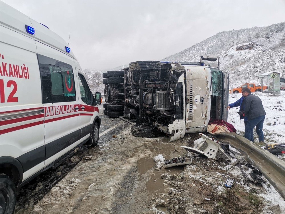 Elma Yüklü Tır Devrildi, Sürücüsü Yaralandı