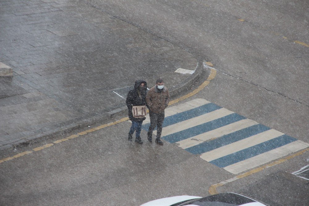 Erzurum’da Şiddetli Kar Yağışı Etkili Oluyor