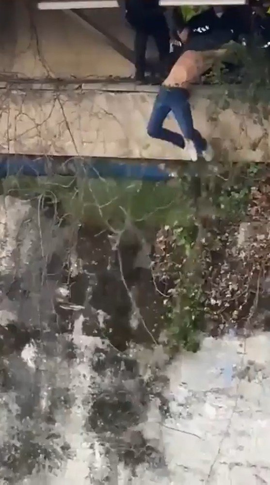 İ̇ntihara Kalkışan Genç Son Anda Kurtarıldı