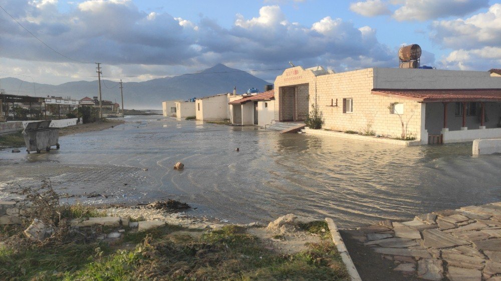 Hatay’da Deniz Taştı, İş Yerleri Ve Caddeler Sular Altında Kaldı