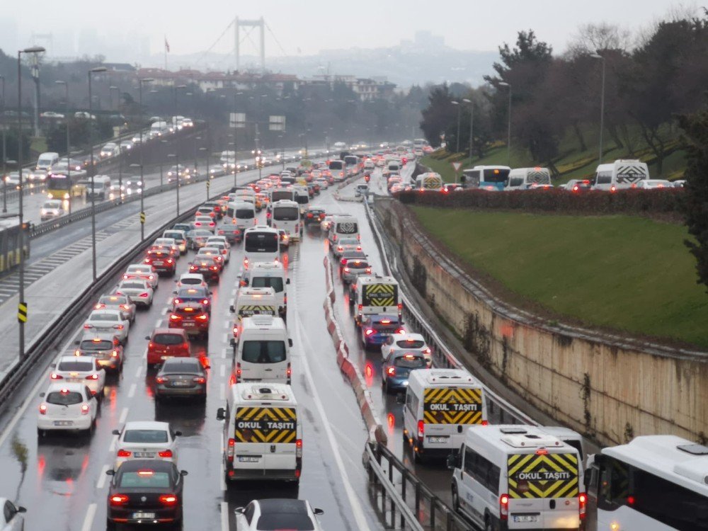 İ̇stanbul’da Kar Nedeniyle Trafik Yoğunluğu Yüzde 65’lere Çıktı