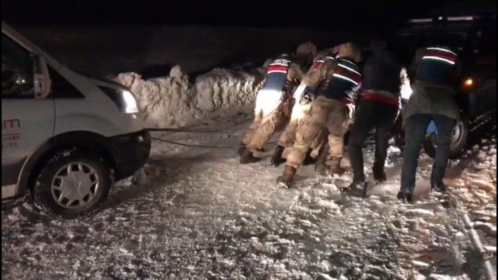 Kar Ve Tipi Nedeniyle Yolda Kalan Sürücülerin İmdadına Kahraman Jandarma Ekipleri Yetişti