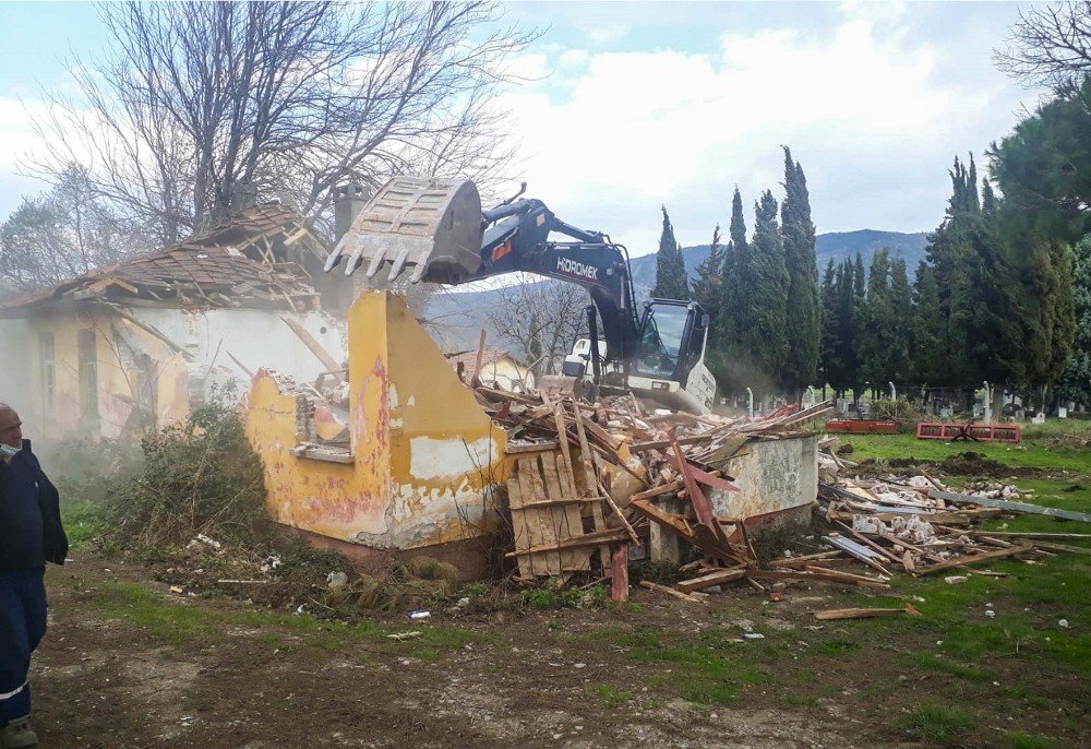 Karacabey’de Metruk Binalar Yıkılıyor