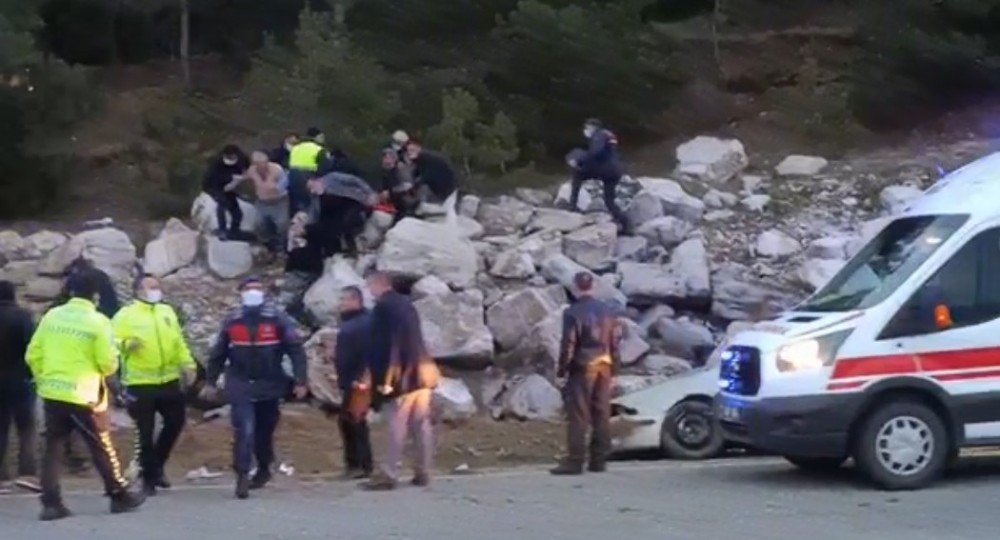 Yoldan Çıkan Otomobil Kayalıklara Çarptı: 1 Ölü, 1 Yaralı