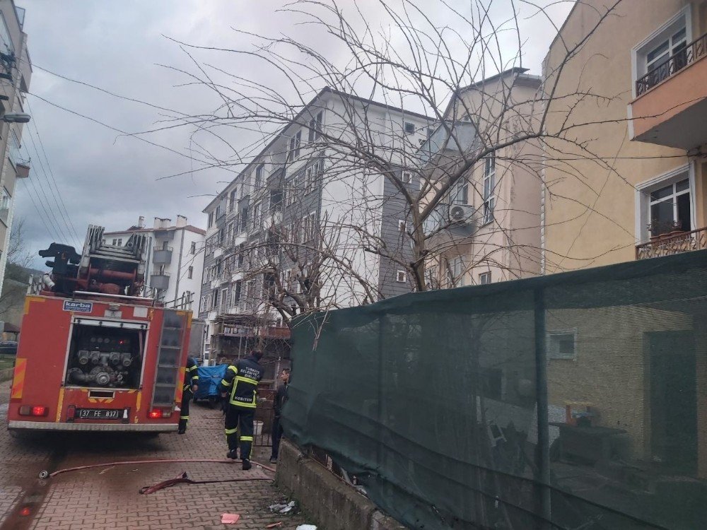 Bacadan Çıkan Yangın Evi Kullanılamaz Hale Getirdi
