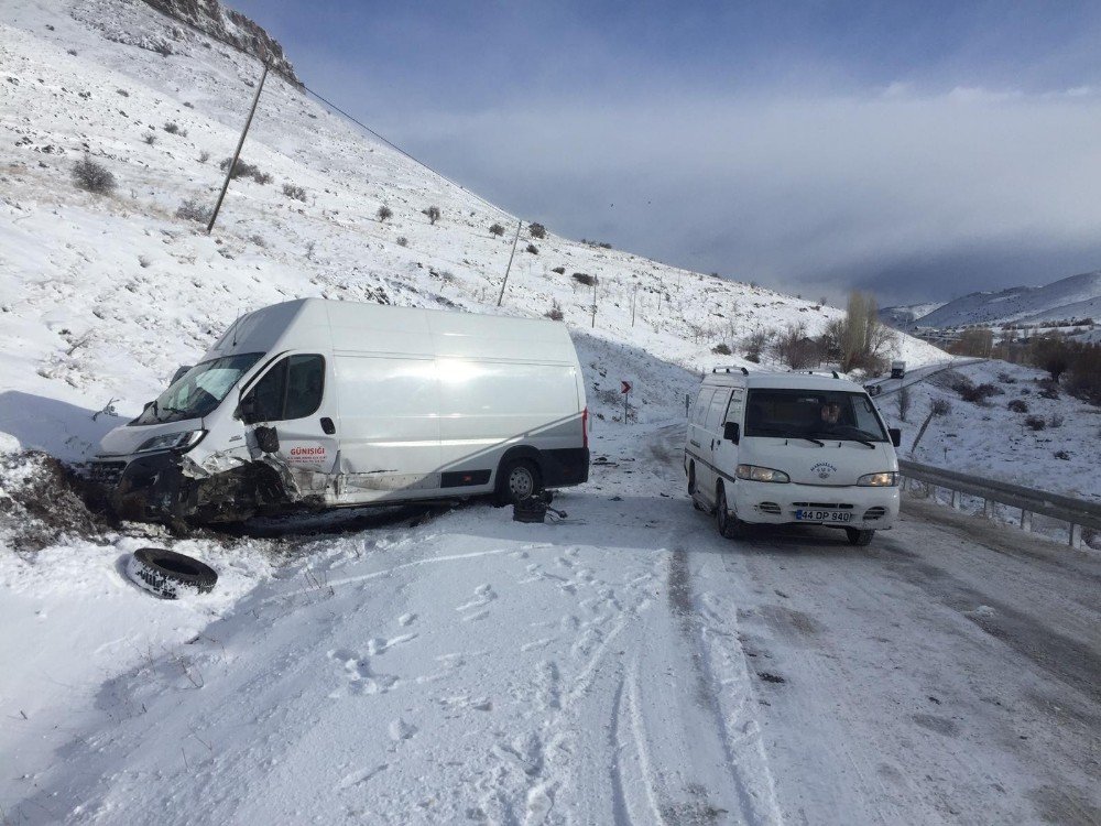 Malatya-elbistan Yolunda Kaza: 4 Yaralı