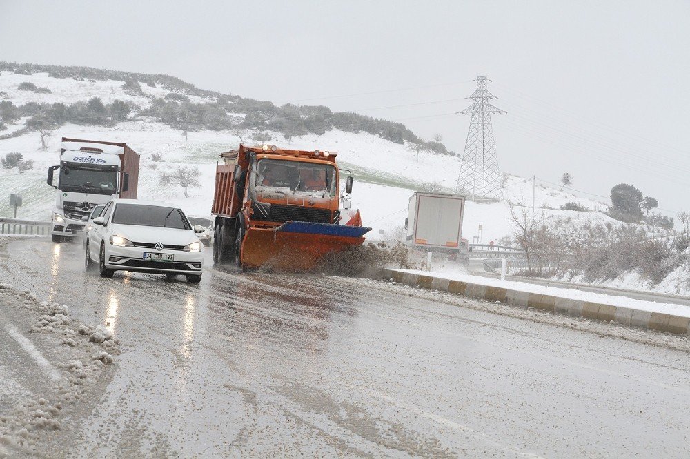 İ̇zmir-ankara Karayolu Kapanmasın Diye Çalışıyorlar