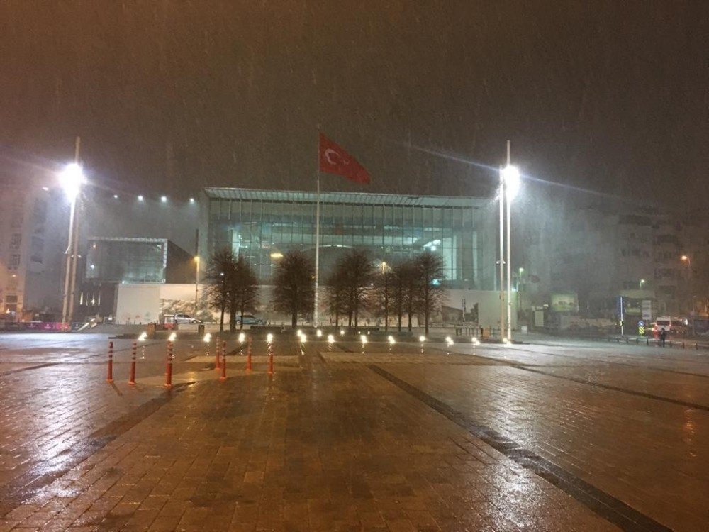 Taksim’de Kar Yağışı Etkili Oldu