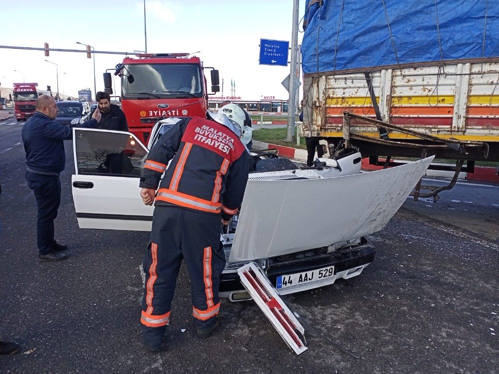Otomobil Kamyona Arkadan Çarptı: 4 Yaralı