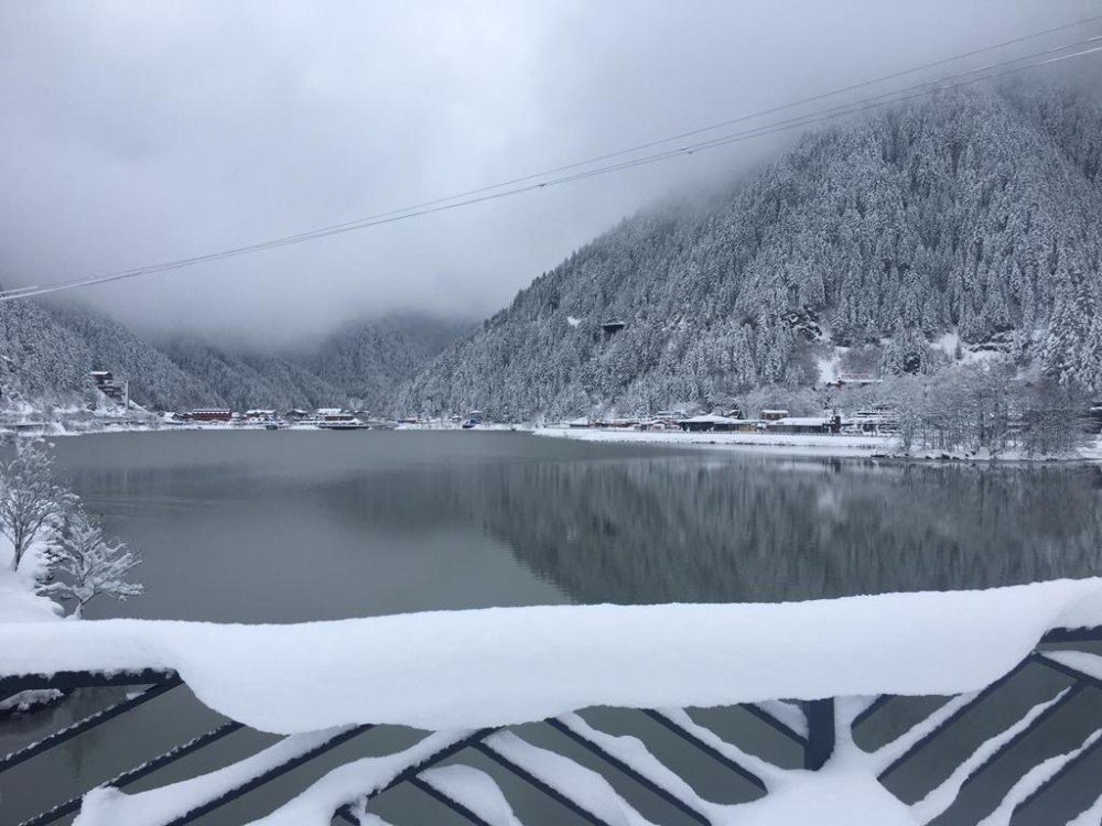 Uzungöl’e Mart Karı Düştü