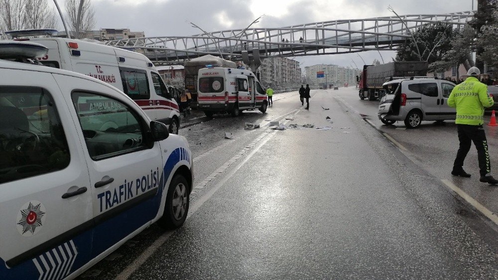Uşak’ta 2 Trafik Kazasında 5 Kişi Yaralandı