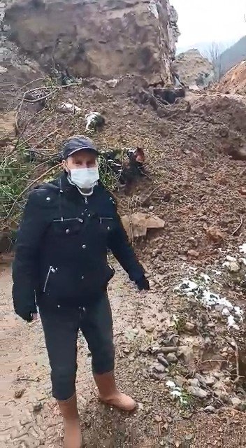 Heyelan Köy Yolunu Ulaşıma Kapattı