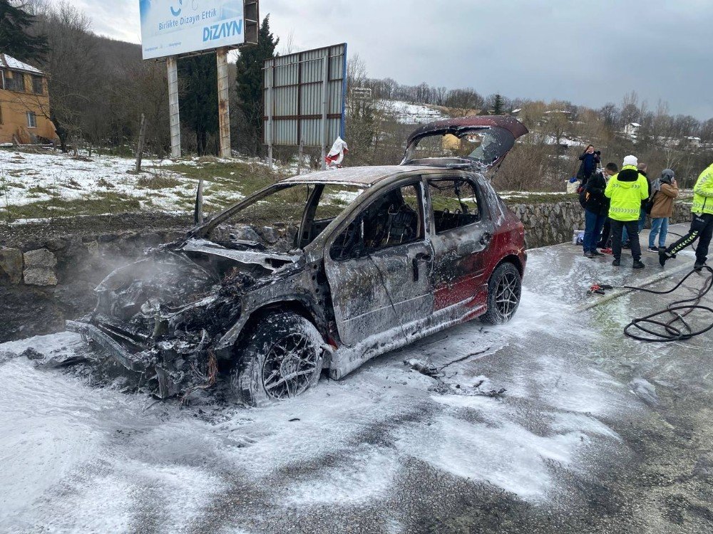 İ̇çinde Beş Kişinin Bulunduğu Otomobil Alev Alev Yandı