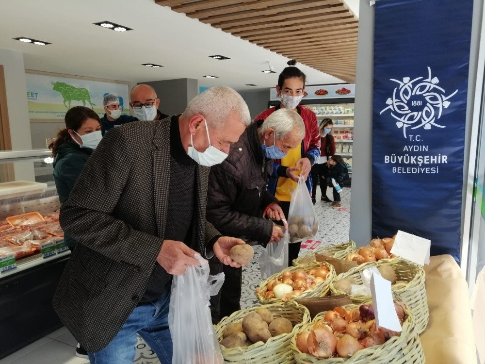 Halk Ege Et’te Kilosu 50 Kuruşa Satılan Soğan Ve Patates Büyük Talep Gördü