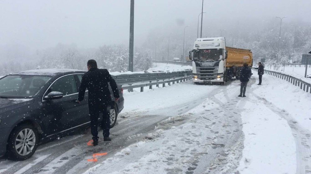 Bartın’da Kar Yağışının Ardından Araçlar Yolda Kaldı