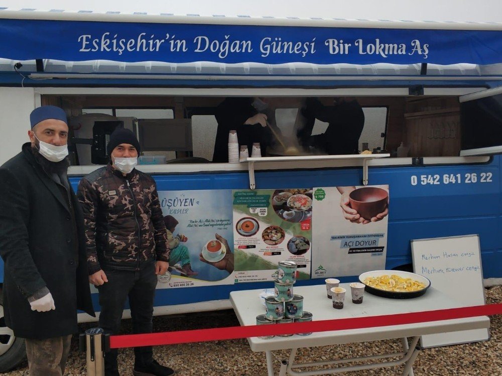 ‘eskişehir’in Doğan Güneşi Bir Lokma Aş’ Sloganıyla Vatandaşlara Çorba İkramı Yapıyorlar