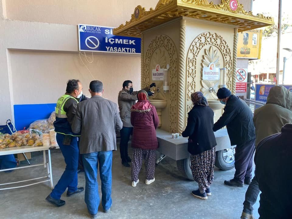 Bucak’ta İ̇kram Çeşmesi’nden Su Yerine Tarhana Çorbası Akıyor
