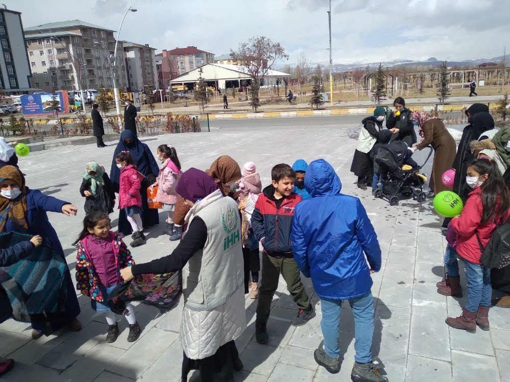 Camiler Çocuklarla Çiçek Açtı