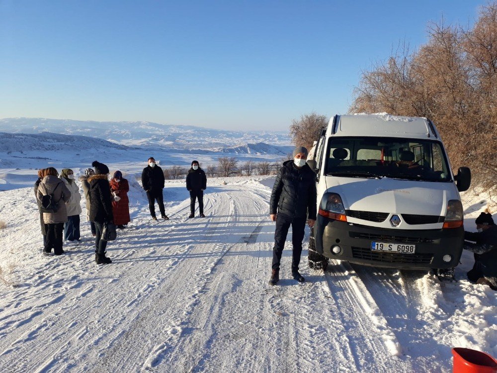 Öğretmenler Kar Nedeniyle Yolda Kaldı