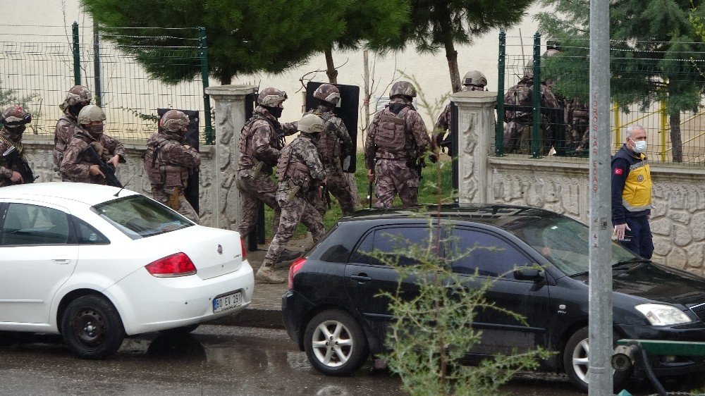 Diyarbakır’da Rehine Krizi: Rehin Aldığı 3 Kişiyi Silahla Vurarak Yaraladı, Operasyonla Kıskıvrak Yakalandı
