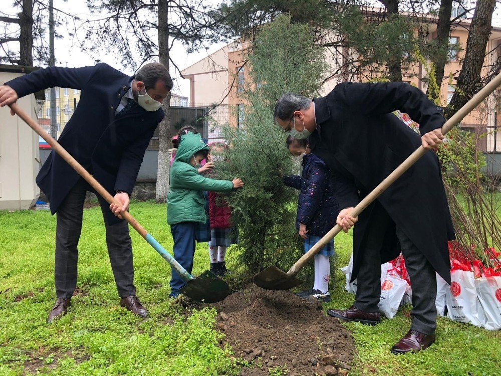 Gürsu Protokolü Öğrencilerle Fidan Dikti