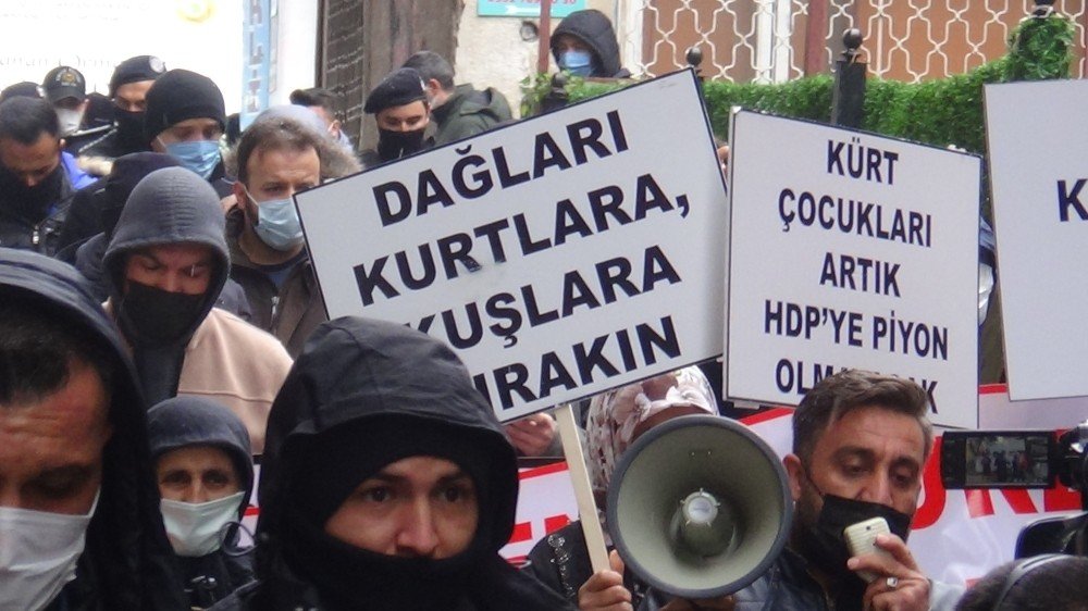 “evlat Nöbeti” Tutan Ailelerle Esnaf Arasında Gerginlik