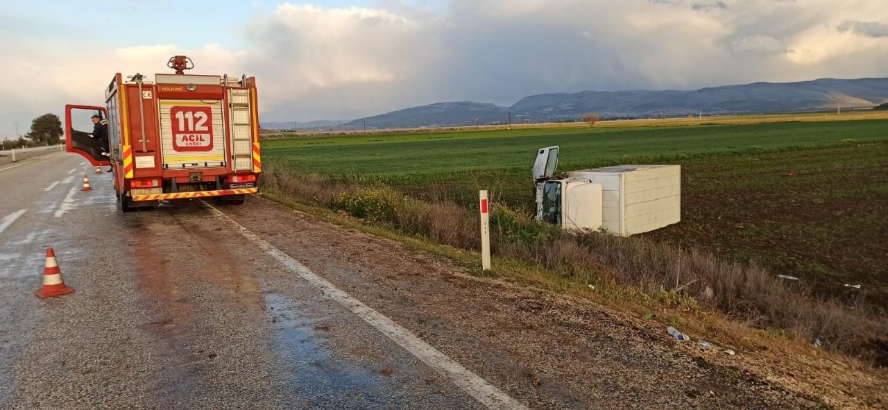 Hatay’da Yağ Dolu Kamyonet Devrildi: 3 Yaralı